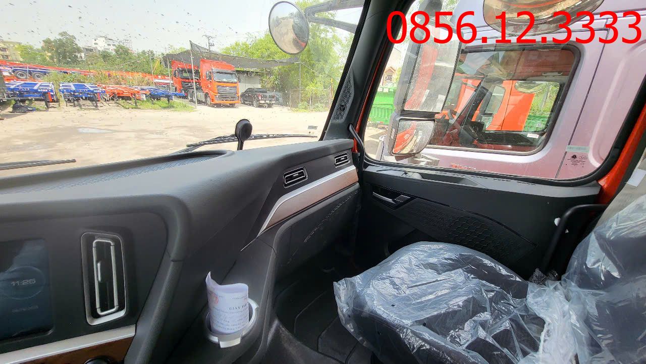 Kính lái có tầm nhìn rộng của cabin đầu kéo Howo TH7-N
