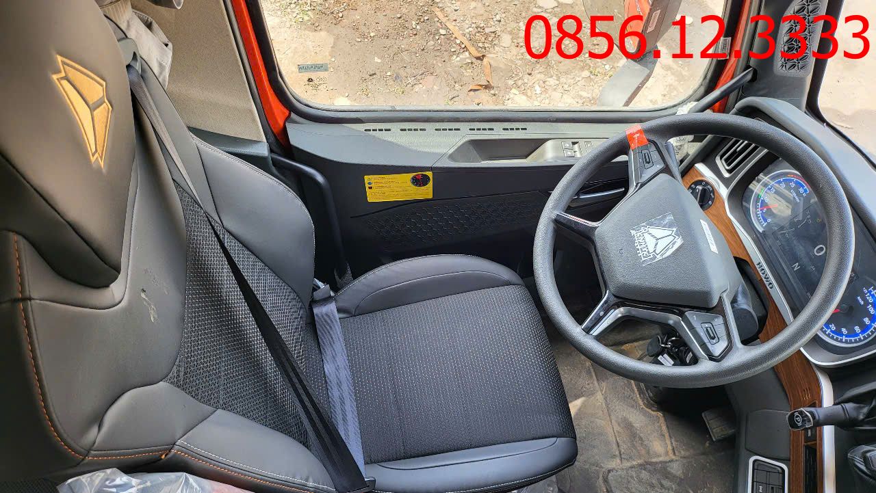 Khoang lái của đầu kéo howo TH7-N